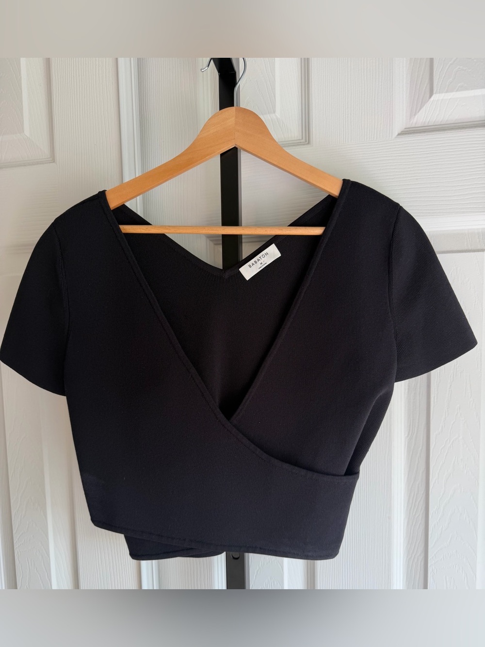 Aritzia Babaton Sculpt Knit Wrap Cropped
Short Sleeve-Black Size: M - Picture 2 of 7
